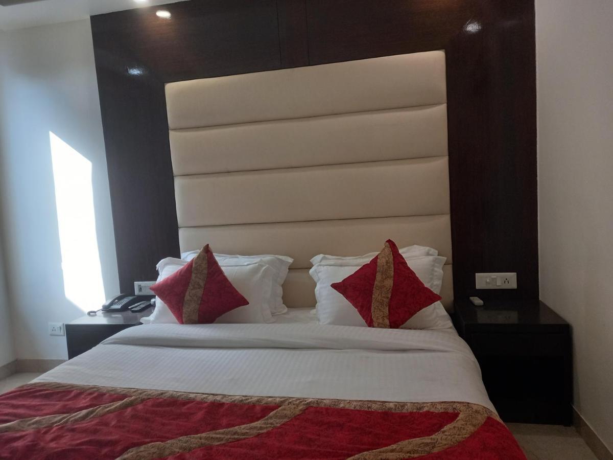 Hotel Benz International Delhi  Exteriör bild