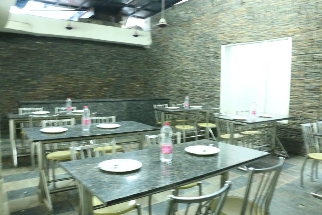 Hotel Benz International Delhi  Exteriör bild