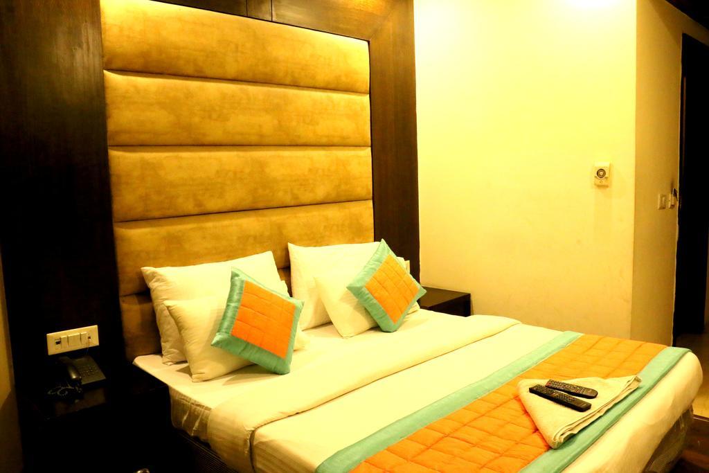 Hotel Benz International Delhi  Exteriör bild