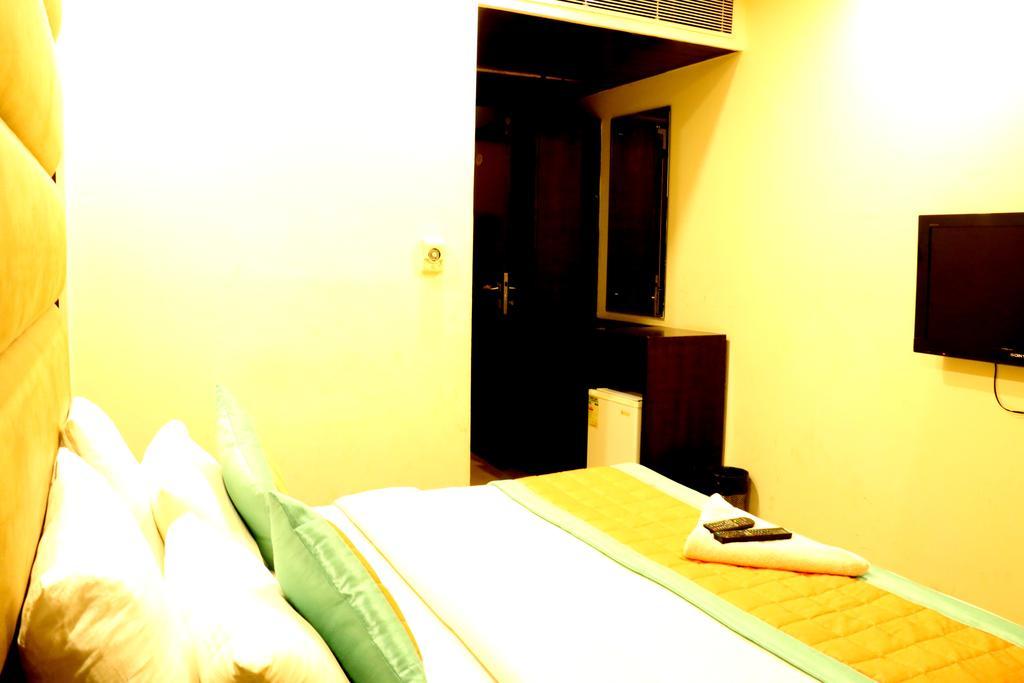 Hotel Benz International Delhi  Exteriör bild