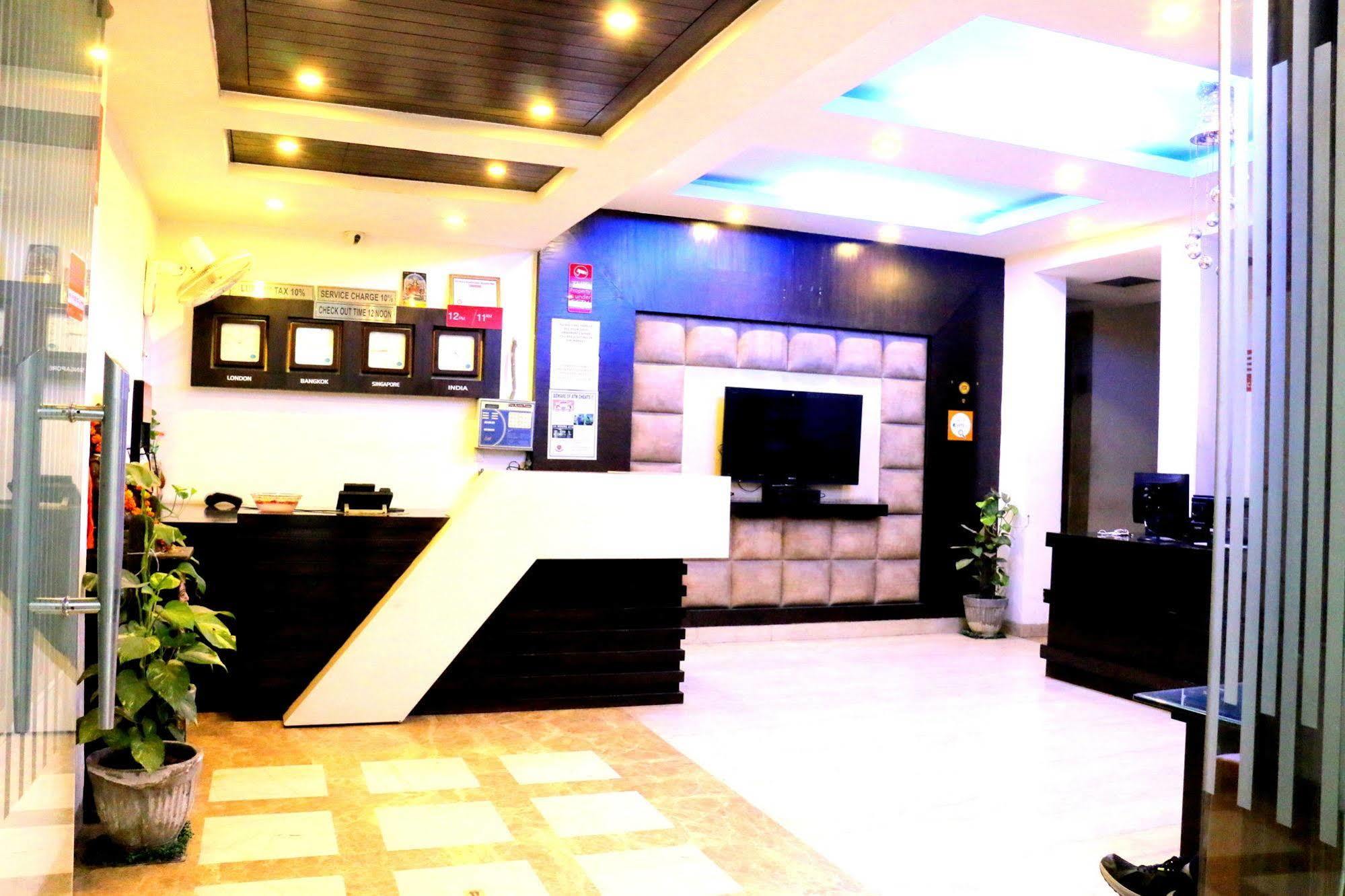 Hotel Benz International Delhi  Exteriör bild