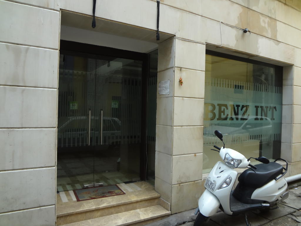 Hotel Benz International Delhi  Exteriör bild